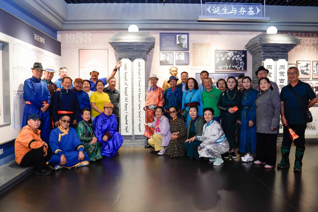 学堂81届师范毕业生重返母校