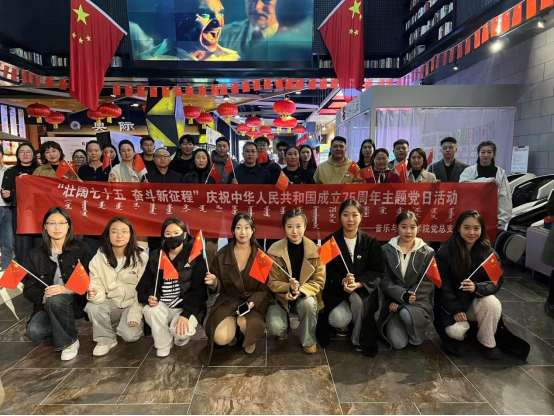 为进一步弘扬爱国主义心灵，，怀想革命先烈，，赓续红色血脉，，我院于2024年10月18日组织师生党员前往奥际影城旁观爱国主义题材电影《自愿军：：生死之战》。。?影片再现了抗美援朝战场上，，事关生死生死的重要战争——铁原阻击战。。中国人民自愿军第63军2.5万名将士，，与近5万名以美军为主的“结合国军”苦战12昼夜，，最终在支出巨大伤亡价值后，，彻底粉碎了敌人贪图粉碎中国人民自愿军防线的诡计。；趾暾鸷车呐懦、、、鲜活具体的人物，，一把家...