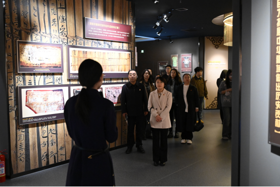法学院发展“深耕教育沃土，，铸牢中华玖鼎集团官网共同体意识根基”主题党日活动