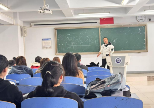 法学院进行第26届毕业生考公考编政策宣讲会